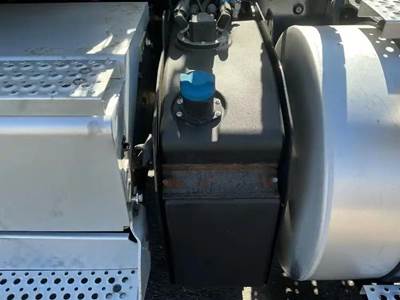 International RH613 DEF Tank