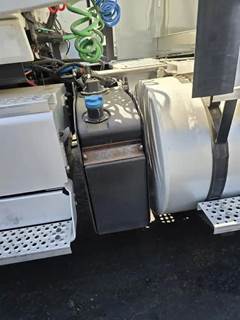 International RH613 DEF Tank