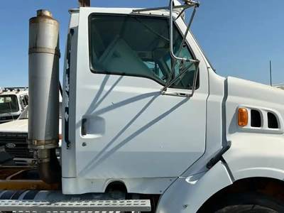 Ford L8513 Right Front Door Assembly