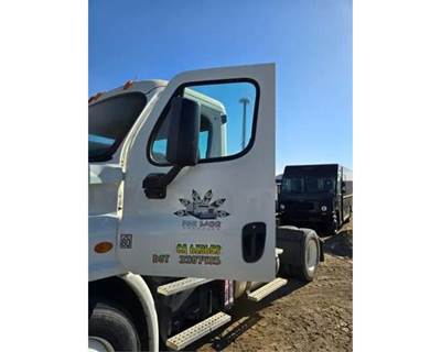 Freightliner Cascadia 113 Left Front Door Assembly