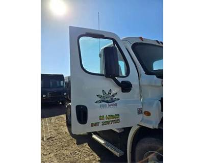 Freightliner Cascadia 113 Right Front Door Assembly