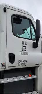 Freightliner Cascadia 125 Right Front Door Assembly