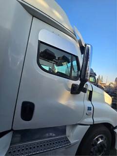 Freightliner Cascadia 125 Right Front Door Assembly