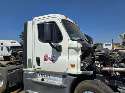 Freightliner Cascadia 125 Right Front Door Assembly