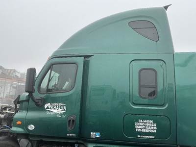 Freightliner Cascadia 125 Front Door Assembly for a Freightliner CASCADIA