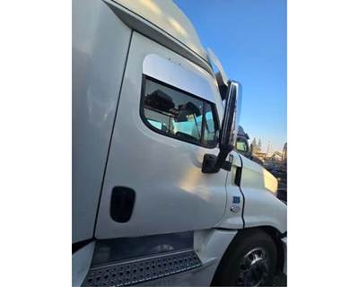 Freightliner Cascadia 125 Right Front Door Assembly