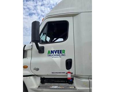 Freightliner Cascadia 125 Left Front Door Assembly