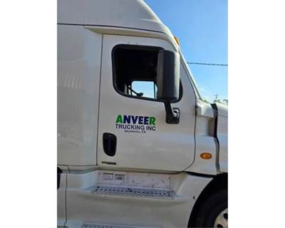 Freightliner Cascadia 125 Right Front Door Assembly