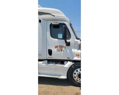 Freightliner Cascadia 132 Right Front Door Assembly