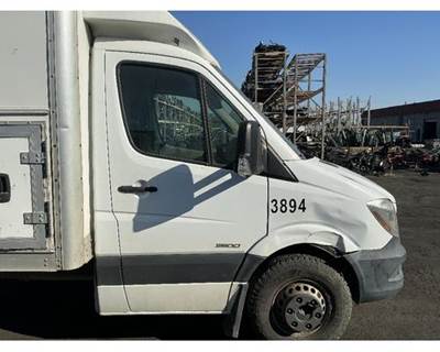 Freightliner Sprinter Right Front Door Assembly for a Freightliner SPRINTER 3500