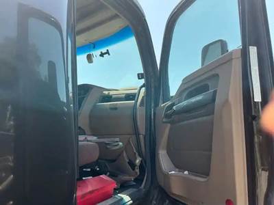 Kenworth T680 Right Front Door Assembly