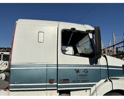Volvo VNL64T Front Door Assembly for a Volvo VNL