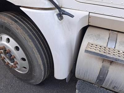 International 9200i Left Fender Extension