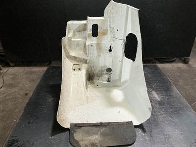 International 9200i Right Fender Extension