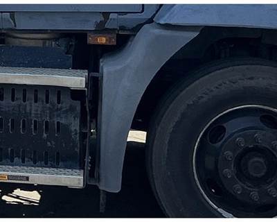 Mack Pinnacle CXU612 Fender Extension for a Mack CXU612
