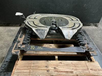 Holland 587 Fifth Wheel for a Peterbilt 587