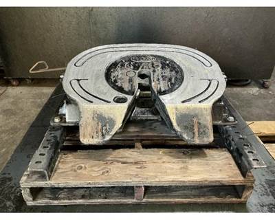 Holland CXU612 Fifth Wheel for a Mack CXU612