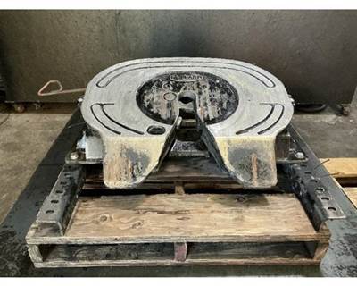 Holland CXU612 Fifth Wheel for a Mack CXU612