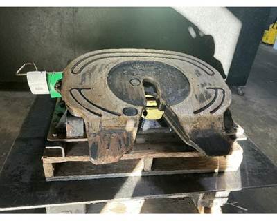 Holland CXU613T Fifth Wheel for a Mack CXU613T