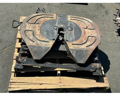 Holland FW17 Fifth Wheel for a Peterbilt 579