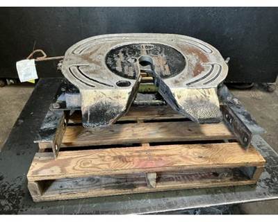 Holland FW8 Fifth Wheel for a Kenworth T680