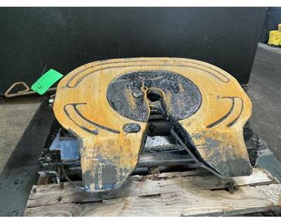 Holland FW8 Fifth Wheel for a Mack CXU633T