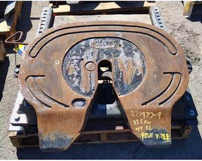 Holland FW8 Fifth Wheel for a Mack CXU613