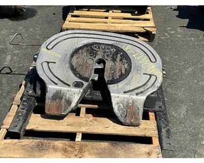 Holland FW8 Fifth Wheel for a Mack CXU612