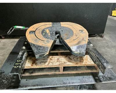 Jost JSK37USL Fifth Wheel for a International RH613