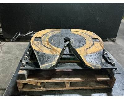 Jost JSK37USL Fifth Wheel for a International LT625