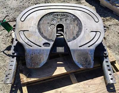 Mack Pinnacle CXU612 Fifth Wheel for a Mack CXU612