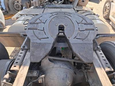 Mack Pinnacle CXU612 Fifth Wheel for a Mack CXU612