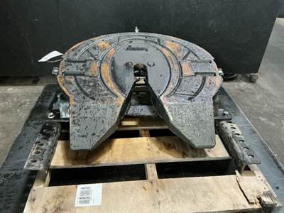 Mack Pinnacle CXU612 Fifth Wheel for a Mack CXU612