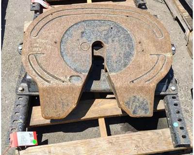 Mack Pinnacle CXU612 Fifth Wheel for a Mack CXU612