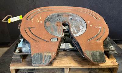 Mack Pinnacle CXU613 Fifth Wheel for a Mack CXU613