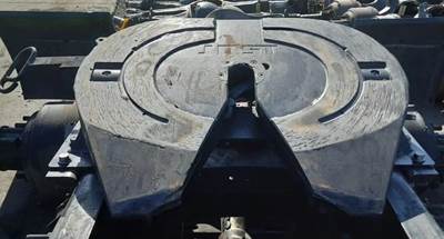 Mack Pinnacle CXU613 Fifth Wheel for a Mack CXU613