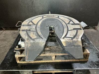 Mack Pinnacle CXU613 Fifth Wheel for a Mack CXU613