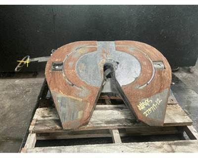 Mack Pinnacle CXU613 Fifth Wheel for a Mack CXU613