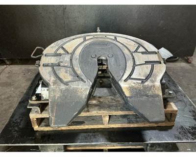 Mack Pinnacle CXU613 Fifth Wheel for a Mack CXU613