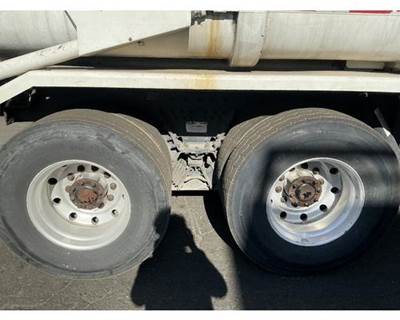 Hendrickson HAULMAAX Cutoff for a Peterbilt 320