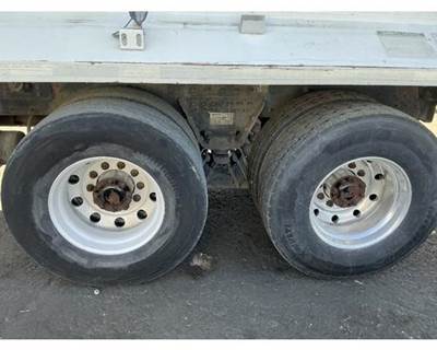 Hendrickson HAULMAAX Cutoff for a Peterbilt 320