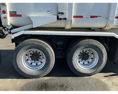 Hendrickson HAULMAAX Tandem Axle Cutoff for a Peterbilt 320