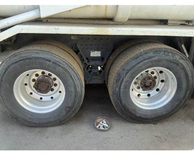 Hendrickson HAULMAAX Cutoff for a Peterbilt 320