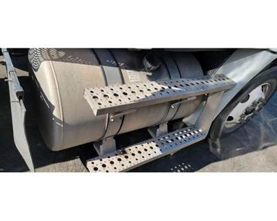Freightliner Cascadia 113 Right Fuel Tank