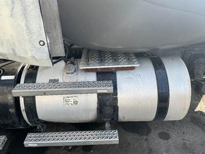 Mack Pinnacle CXU612 Right Fuel Tank for a Mack CXU612
