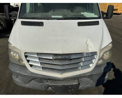 Freightliner Sprinter Left Headlight Assembly for a Freightliner SPRINTER 3500