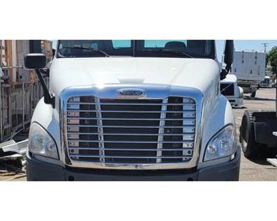 2013 Freightliner Cascadia 113 Hood, Complete 36.5"L Set Back Axle, Part # A17-15588-001