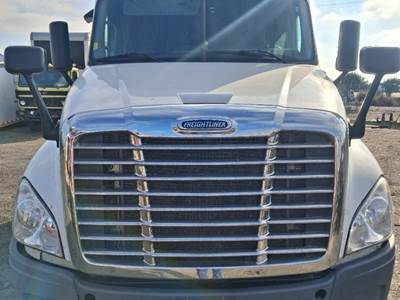 Freightliner Cascadia 125 Hood for a Freightliner CASCADIA