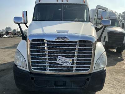Freightliner Cascadia 125 Hood for a Freightliner CASCADIA