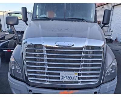 Freightliner Cascadia 125 Hood